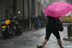 Ισχυρή καταιγίδα «σαρώνει» αυτή την ώρα την Αθήνα