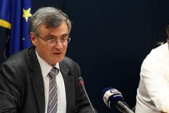 Εμφανώς φορτισμένος, ο Σωτήρης Τσιόδρας ....Μου φτάνει που Που μπορώ και κλαίω ακόμα....  Και που τραγουδάω… μερικές φορές…ΝΑ ΣΕ ΕΧΕΙ Ο ΘΕΟΣ ΚΑΛΑ