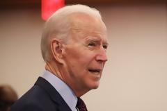 Μπάιντεν για Τραμπ: Είναι «εντελώς βλάκας» που δεν φοράει μάσκα σε δημόσιες εκδηλώσεις