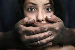 Τι είναι το Σύνδρομο Στοκχόλμης; Γιατί το θύμα ενδιαφέρεται, αγαπάει τον θύτη του αντί να τον μισεί;