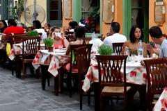 Μειώνεται στο 13% ο ΦΠΑ στην εστίαση