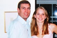 Πρίγκιπας Άντριου: Τον «καίει» η μαρτυρία πρώην «σκλάβας» του Έπσταϊν - «Οι κόρες μου δεν απέχουν πολύ από την ηλικία σου»