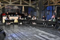 Επιστρέφει...με αποστάσεις!