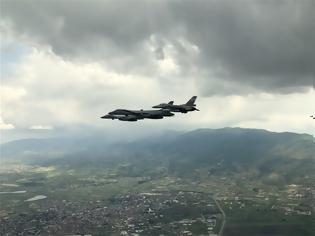 Φωτογραφία για Ελληνικά F-16 συνοδεύουν αμερικανικά μαχητικά πάνω από τα Σκόπια (pics)