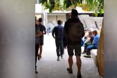 Η συμμορία με τα φυλλάδια επιτίθεται σε νεαρό - Δείτε βίντεο-ντοκουμέντο