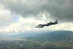 Ελληνικά F-16 συνοδεύουν αμερικανικά μαχητικά πάνω από τα Σκόπια