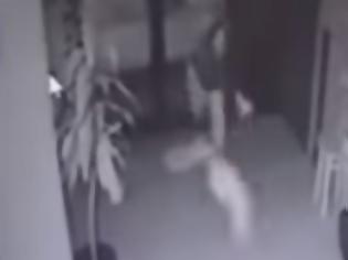 Φωτογραφία για 21χρονη πετάει το νεογγένητο μωρό της σε καβγά με τον πατέρα του - Το βίντεο σοκάρει