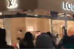 ΗΠΑ - Το απόλυτο χάος στο Πόρτλαντ: Διαδηλωτές λεηλατούν κατάστημα Louis Vuitton