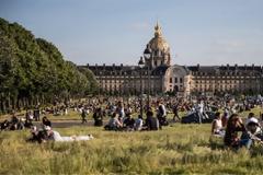 Άρση των μέτρων - Στα πάρκα οι κάτοικοι του Παρισιού