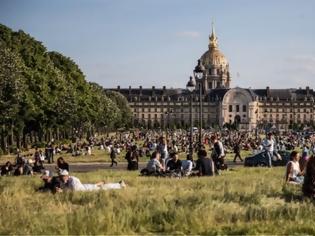 Φωτογραφία για Άρση των μέτρων - Στα πάρκα οι κάτοικοι του Παρισιού
