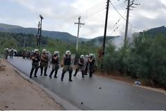 Ένταση και χημικά στη Μαλακάσα σε διαμαρτυρία κατά των δομών