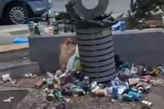 Σκουπιδότοπο έκαναν την πλατεία Βαρνάβα οι θαμώνες που συγκεντρώνονται τη νύχτα