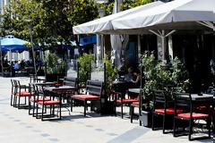 Μείωση ΦΠΑ: Ποια προϊόντα και υπηρεσίες θα είναι πιο φθηνά από αύριο