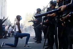 Τζορτζ Φλόιντ: Viral η μαύρη διαδηλώτρια που γονάτισε