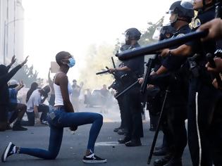 Φωτογραφία για Τζορτζ Φλόιντ: Viral η μαύρη διαδηλώτρια που γονάτισε