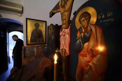 Χαλαρώνουν τα περιοριστικά μέτρα στους ναούς