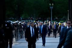 Να πώς κυβερνά ο Τραμπ: Βόλτα σε αστυνομικό κλοιό και μέσα στον Λευκό Οίκο