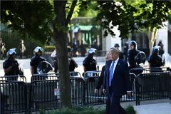 Σφοδρές αντιδράσεις για την απόφαση Τραμπ να αναπτύξει στρατό: «Έχει απολυταρχικές τάσεις»