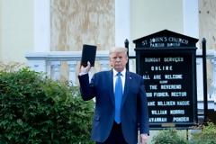 Εξοργισμένοι θρησκευτικοί ηγέτες με τη φωτογράφιση Τραμπ με τη Βίβλο