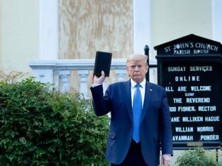 Φωτογραφία για Εξοργισμένοι θρησκευτικοί ηγέτες με τη φωτογράφιση Τραμπ με τη Βίβλο