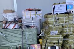 ΑΑΔΕ σταμάτησε κοντέινερ με 5.000 μαχαίρια, taser και σιδερογροθιές -φωτος