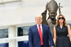 «Χαμογέλα, μας βλέπουν...»: Όλες οι... άβολες στιγμές του ζεύγους Τραμπ - Το χρονικό μιας πολυτάραχης σχέσης