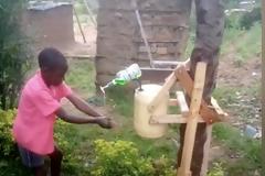 Πιτσιρικάς στην Κένυα πήρε βραβείο για την εφεύρεσή του κατά της εξάπλωσης του κορονοϊού