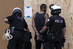 ΥΠΑΡΧΕΙ ΣΟΒΑΡΟ ΠΡΟΒΛΗΜΑ  ΜΕ ΟΛΕΣ ΤΙΣ ΕΞΟΥΣΙΕΣ ΠΑΝΤΟΥ...Για ένα πακέτο τσιγάρα και ένα κατ΄ ισχυρισμό πλαστό 20δόλαρο, δολοφονήθηκε ένας άνθρωπος στην Αμερική