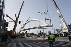 Νέα πεζογέφυρα στη Λεωφόρος Ποσειδώνος: Δείτε εντυπωσιακές εικόνες από την τοποθέτησή της