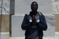 Η απίστευτη ιστορία του Τεό: Ο Γάλλος άστεγος που προσκύνησε στις Θερμοπύλες επέστρεψε στο Παρίσι