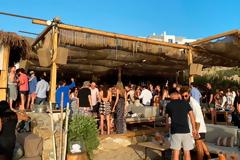 Μύκονος... σαν να μην πέρασε μια μέρα: «Χαμός» στα μπιτς μπαρ και πάρτι... σαν να μην υπάρχει πανδημία φωτός