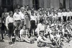 Ο ‘’Έρανος της Βασίλισσας’’, το ‘’Παιδοφύλαγμα’’ και οι παιδοπόλεις της Φρειδερίκης