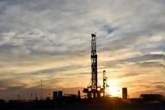 Τα μέλη του ΟΠΕΚ παρατείνουν τις περικοπές στην παραγωγή πετρελαίου