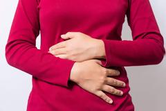 Πεπτικό έλκος με καούρες, πόνο και δυσφορία ψηλά στη κοιλιά. Τι κάνει και τι δεν κάνει να τρώτε. Ροφήματα με βότανα