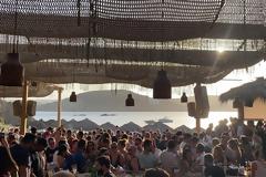 Μύκονος: Έφοδος στα μπιτς μπαρ του νησιού για να κρατηθούν οι αποστάσεις