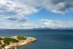 Μια άγνωστη παραλία με τυρκουάζ νερά μόλις 50 λεπτά από την Αθήνα