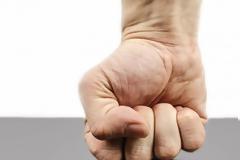 Έσπασαν στο ξύλο ζευγάρι γιατί ήθελε να ψωνίσει από ανταγωνιστή!