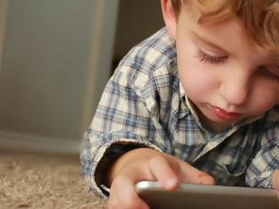 Φωτογραφία για Γονείς, ξέρετε πόσο χρόνο ξοδεύει ένα τρίχρονο μπροστά στο smartphone;