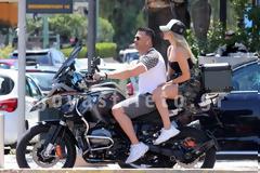 Κώστας Σόμμερ: Βόλτες στη Γλυφάδα με τη σύντροφό του