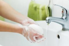 Η Νο1 κίνηση που προφυλάσσει από τον κορωνοϊό