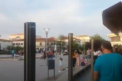 Ανατριχίλα στην Ορεστιάδα....Νεαροί όρθιοι ψάλλουν τον εθνικό ύμνο στην κεντρική πλατεία