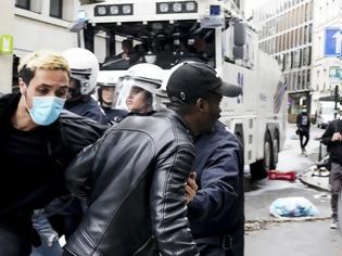 Φωτογραφία για Αστυνομική βία - Βέλγιο: Οργή για αστυνομικούς που «πάτησαν» έφηβο διαδηλωτή με τα γόνατά τους