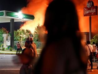 Φωτογραφία για HΠΑ: Νέα δολοφονία Αφροαμερικανού από αστυνομικούς αναζωπυρώνει τη φλόγα της οργής