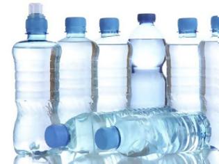 Φωτογραφία για Πλαστικά μπουκάλια : Οι κίνδυνοι που «παραμονεύουν» όταν μένουν στον ήλιο ή τη ζέστη