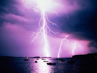 Φωτογραφία για Τι είναι αστραπή, κεραυνός και πώς θα προστατευτείτε από τους κεραυνούς; Τι να κάνετε αν πιάσει καταιγίδα την ώρα που κολυμπάτε;