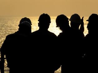 Φωτογραφία για Εγκλωβισμένοι μη Ευρωπαίοι ναυτικοί επί 90 ημέρες στο λιμάνι του Πειραιά