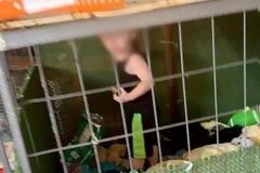«Μητέρα» άφησε το μωρό της σε σιδερένιο κλουβί ανάμεσα σε φίδια και ποντίκια