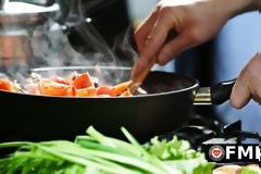 Tips για να γλυτώσετε θερμίδες στο μαγείρεμα