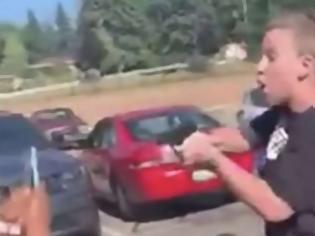 Φωτογραφία για Viral βίντεο στις ΗΠΑ: Λευκή γυναίκα απειλεί με όπλο μια μαύρη και την κόρη της σε πάρκινγκ