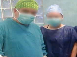 Φωτογραφία για Σοκάρει νέο ντοκουμέντο για τον ψευτογιατρό: Πόζαρε «ντυμένος» χειρουργός με... νυστέρι